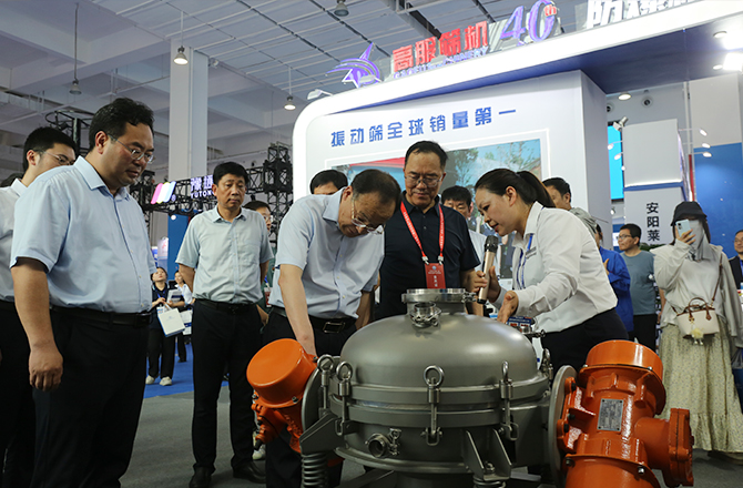 中原農(nóng)谷第二屆振動(dòng)機(jī)械產(chǎn)業(yè)博覽會(huì)盛大開幕，新鄉(xiāng)市長魏建平親臨高服展區(qū)指導(dǎo)工作